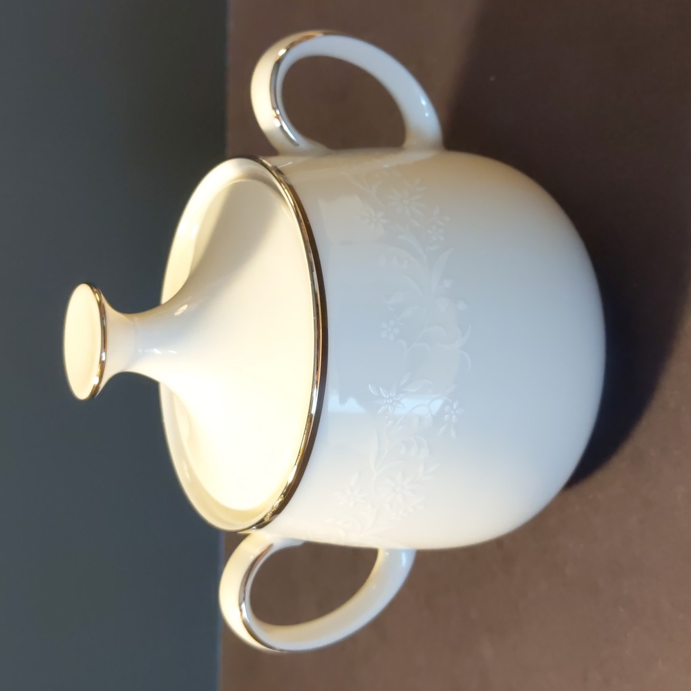 Noritake lvory China Lorelei Sugar Bowl and lid